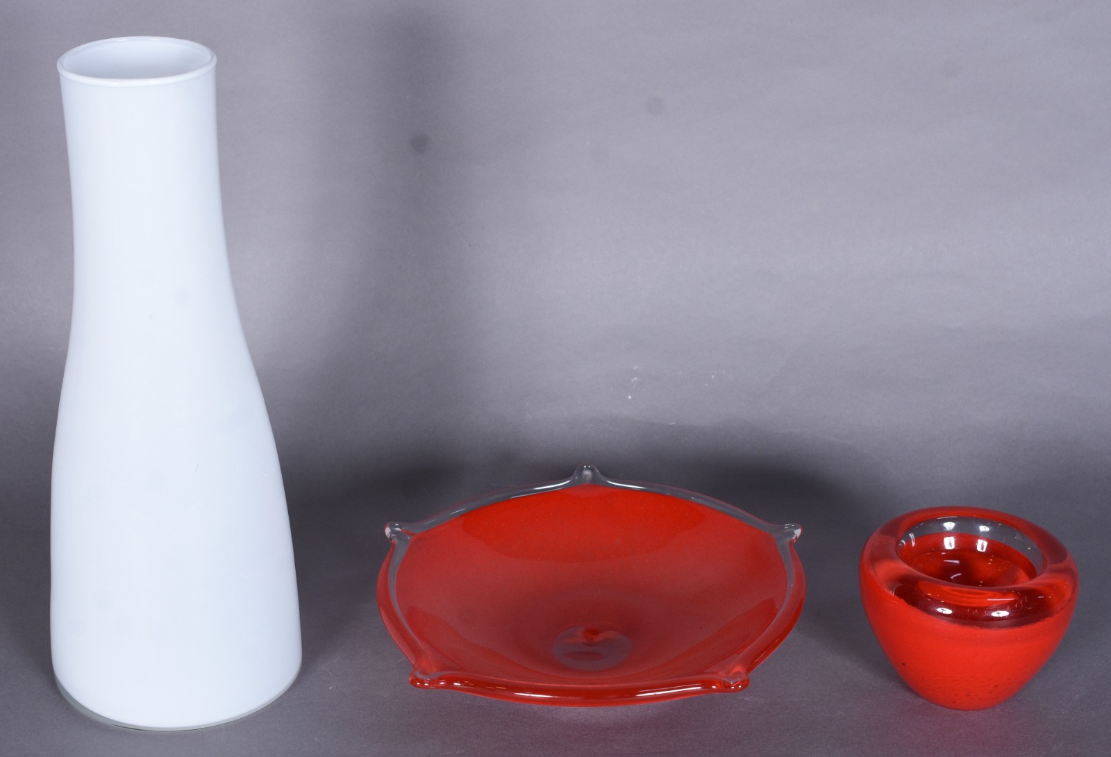 Três peças de vidro decorativo, sendo: centro de mesa, vaso branco e... - foto 1 de 9