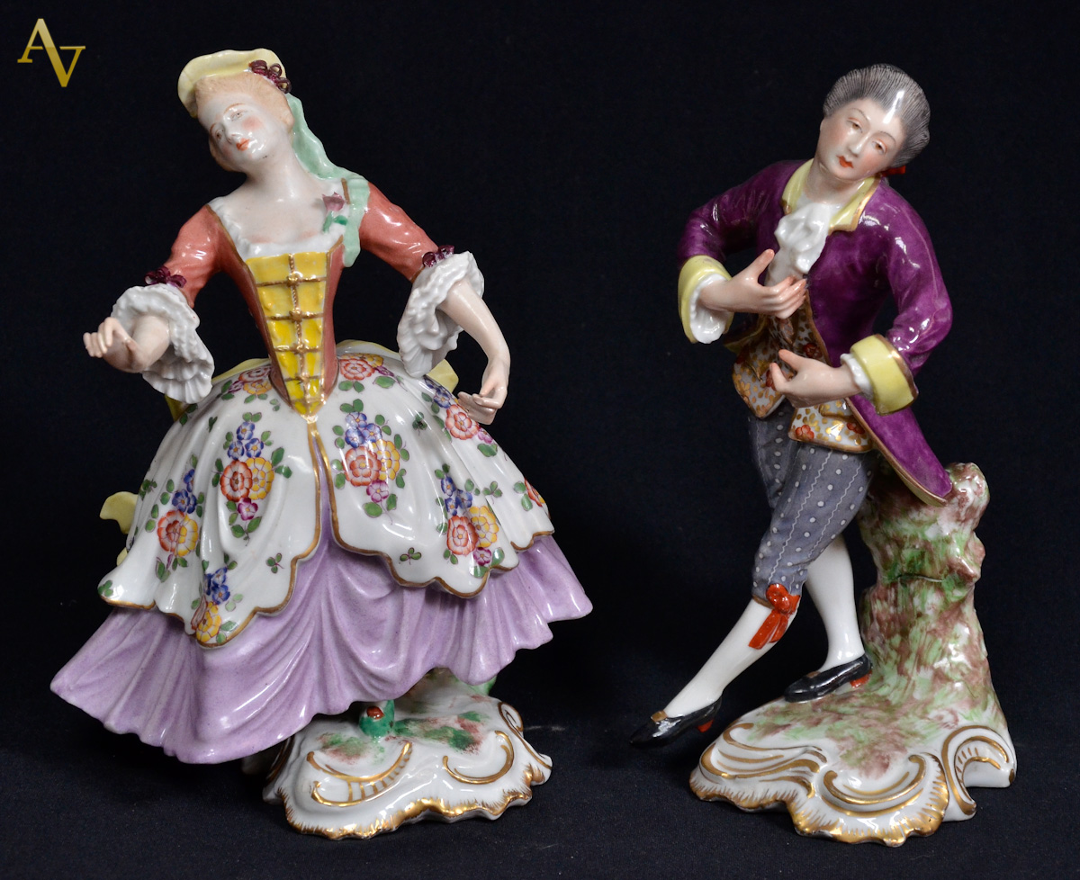 Casal de porcelana europeia com policromia - med. 23cm.