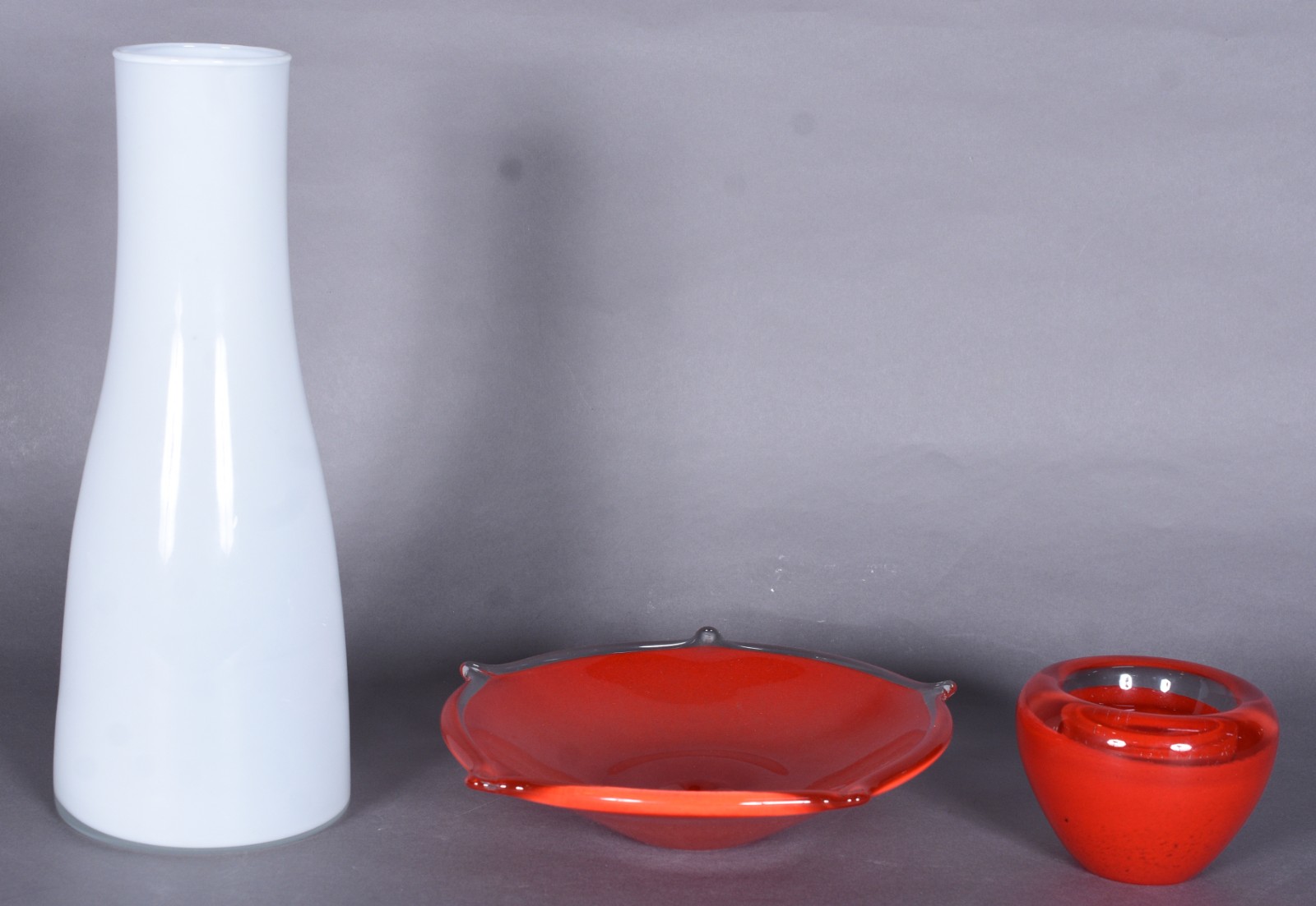 Três peças de vidro decorativo, sendo: centro de mesa, vaso branco e... - foto 2 de 9