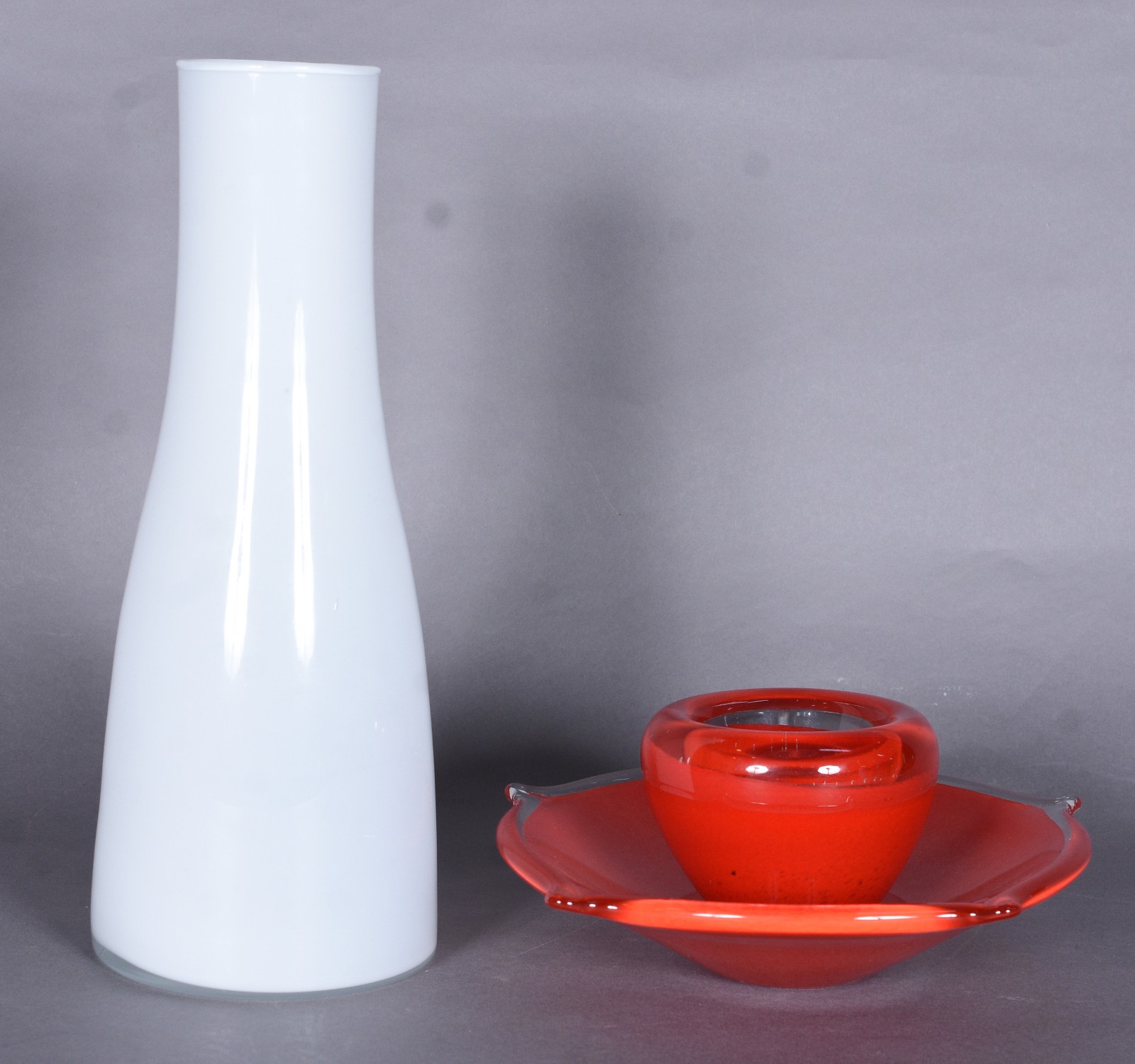 Três peças de vidro decorativo, sendo: centro de mesa, vaso branco e... - foto 3 de 9