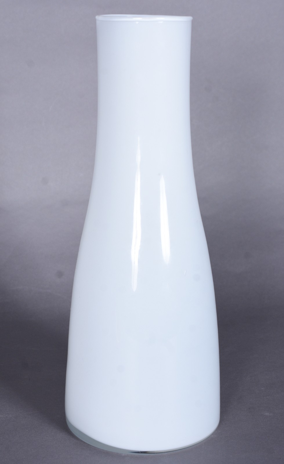 Três peças de vidro decorativo, sendo: centro de mesa, vaso branco e... - foto 5 de 9