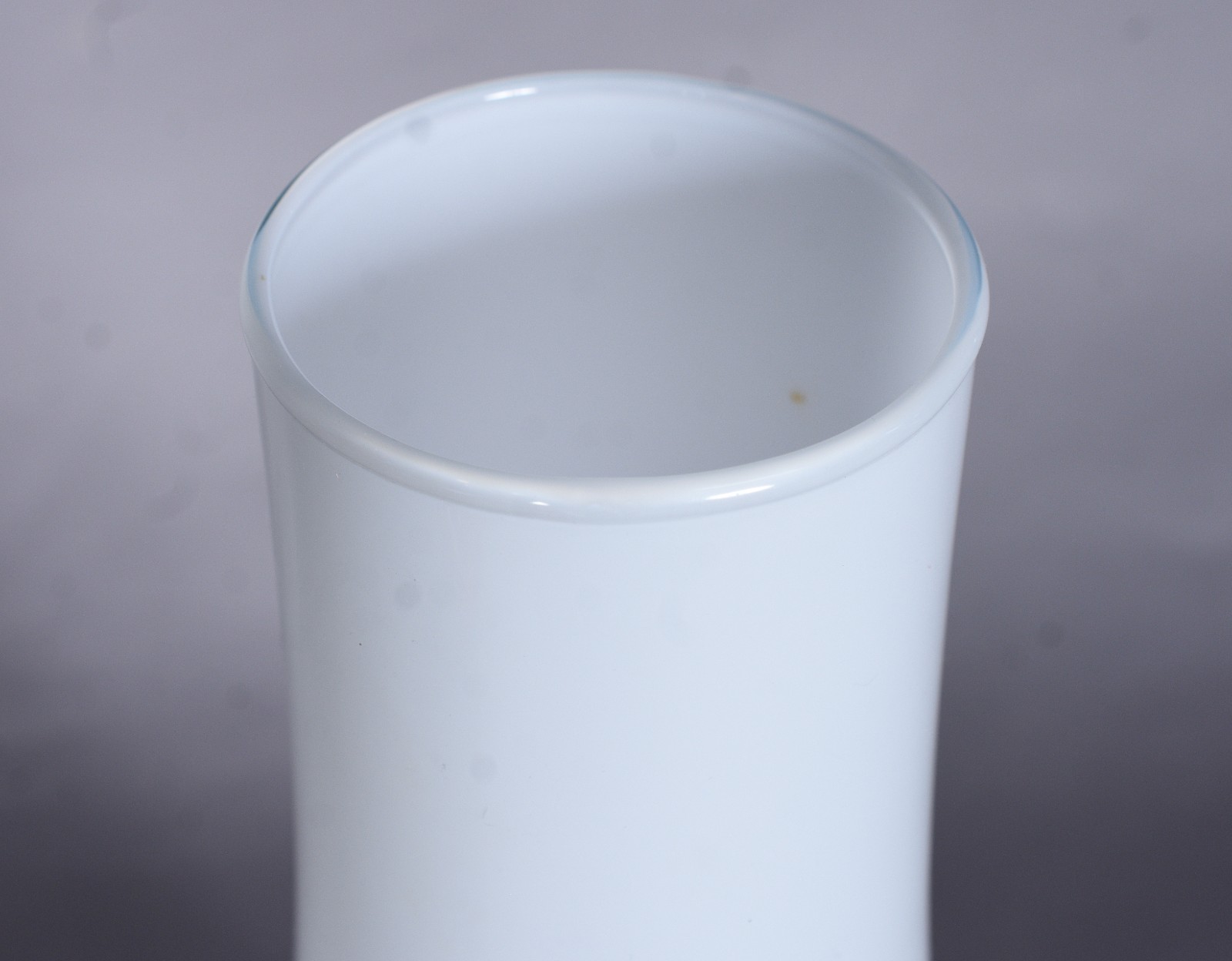 Três peças de vidro decorativo, sendo: centro de mesa, vaso branco e... - foto 8 de 9