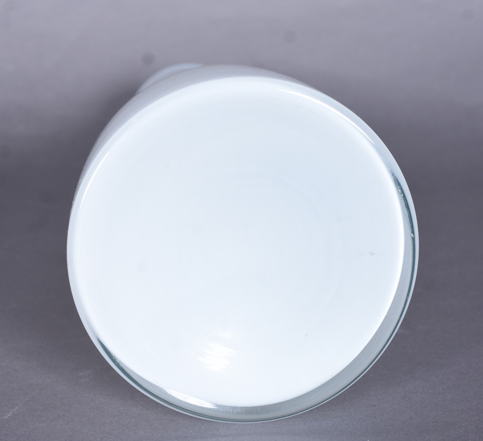 Três peças de vidro decorativo, sendo: centro de mesa, vaso branco e... - foto 9 de 9