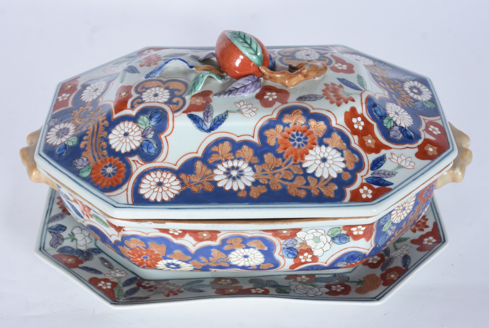 Sopeira com presentoir de porcelana oriental, feitio oitavado... - foto 1 de 8