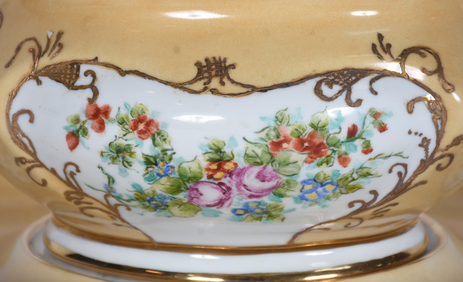 Sopeira com presentoir de porcelana pintada á mão com motivo floral... - foto 2 de 8