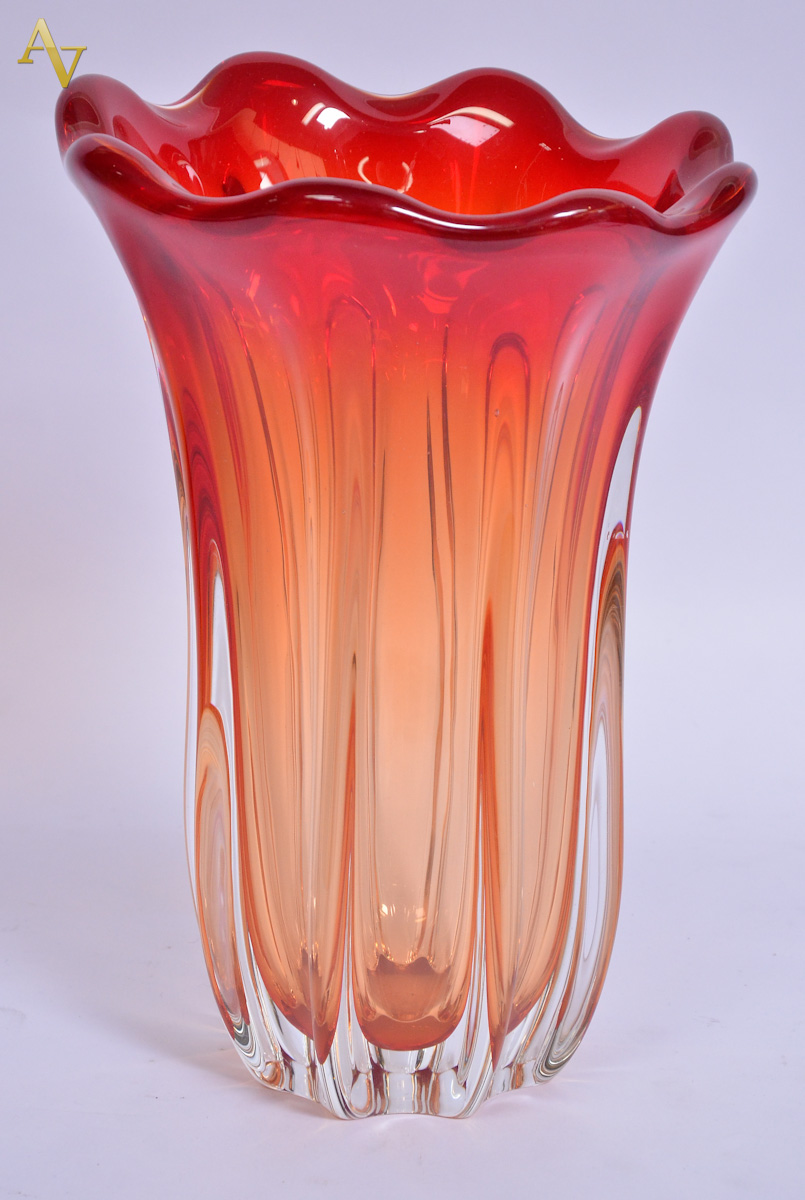Vaso de murano na cor rubi. Alt. 35cm.