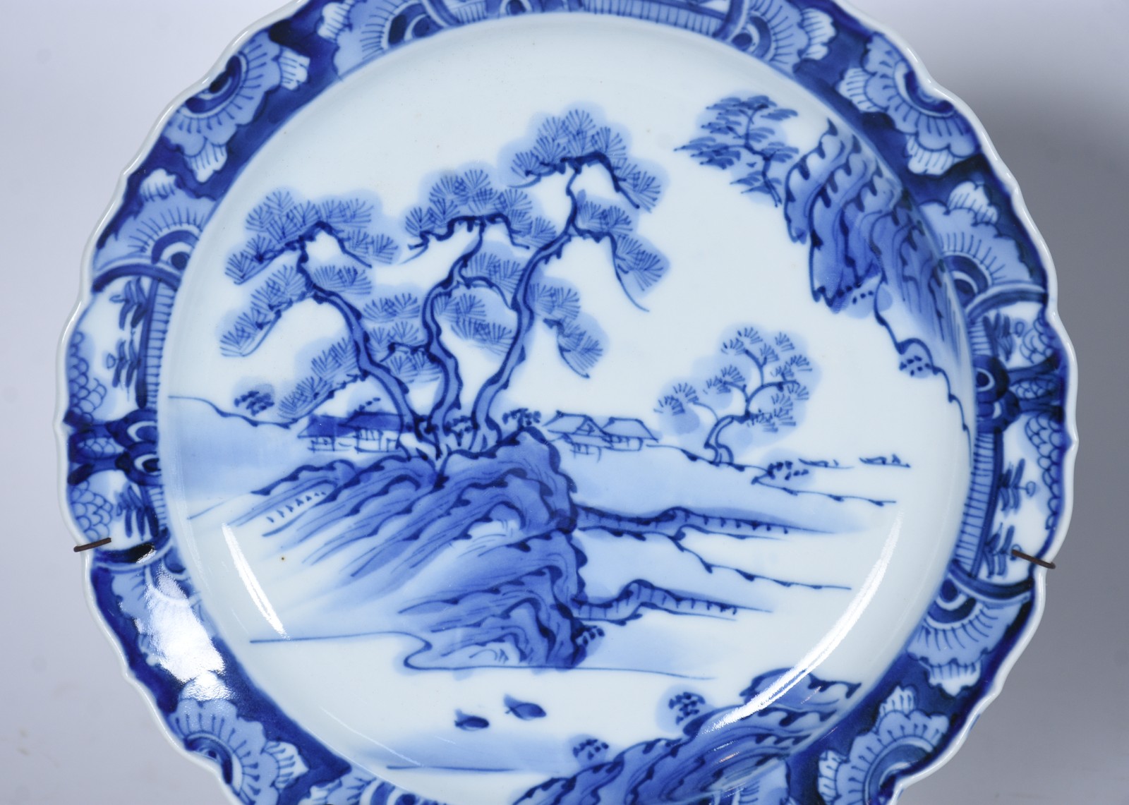 Par de pratos de porcelana oriental decorados com paisagens em azul e... - foto 2 de 7