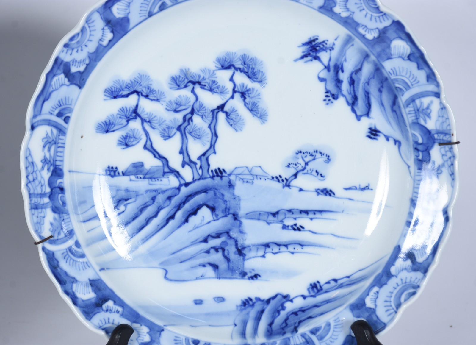 Par de pratos de porcelana oriental decorados com paisagens em azul e... - foto 3 de 7