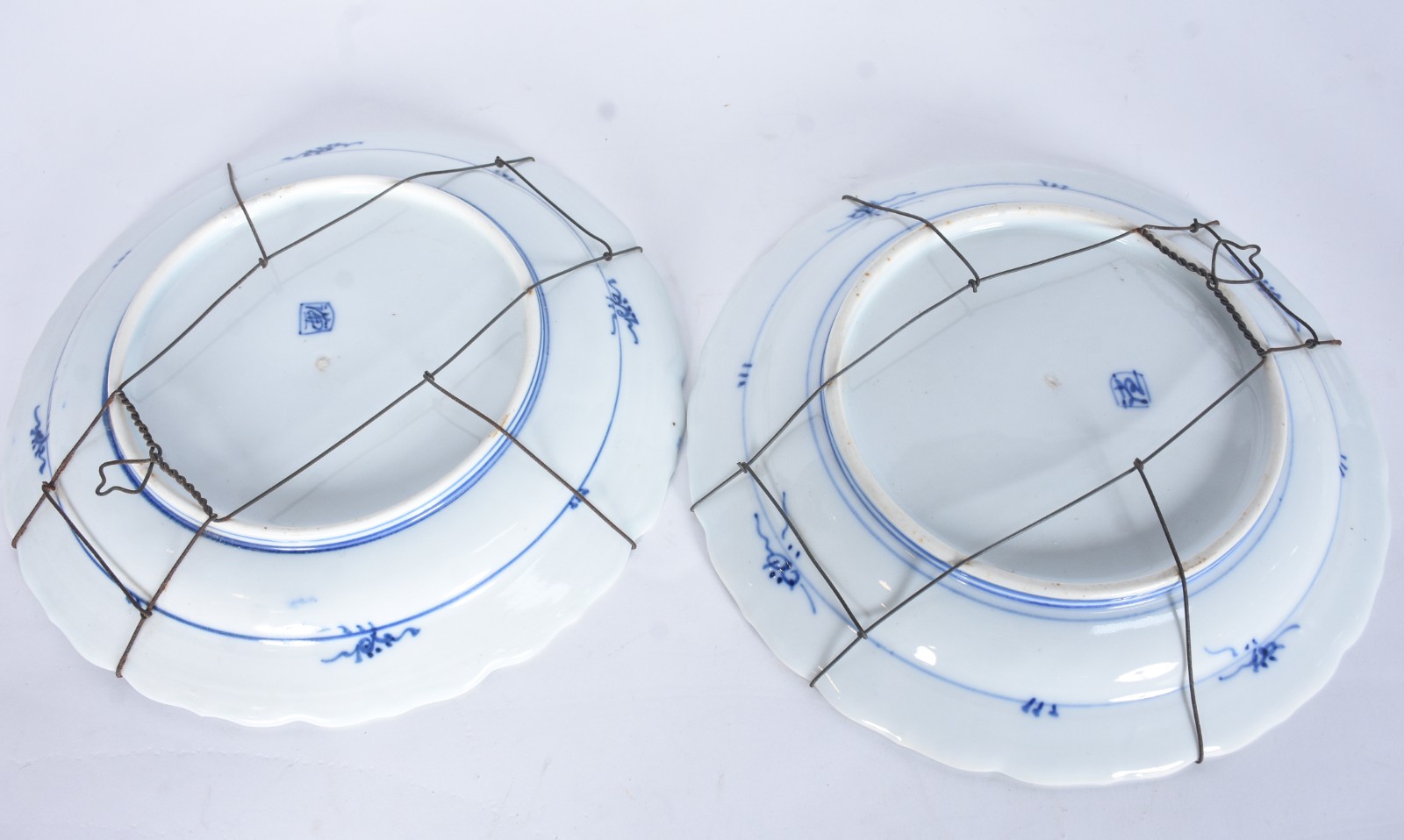 Par de pratos de porcelana oriental decorados com paisagens em azul e... - foto 5 de 7