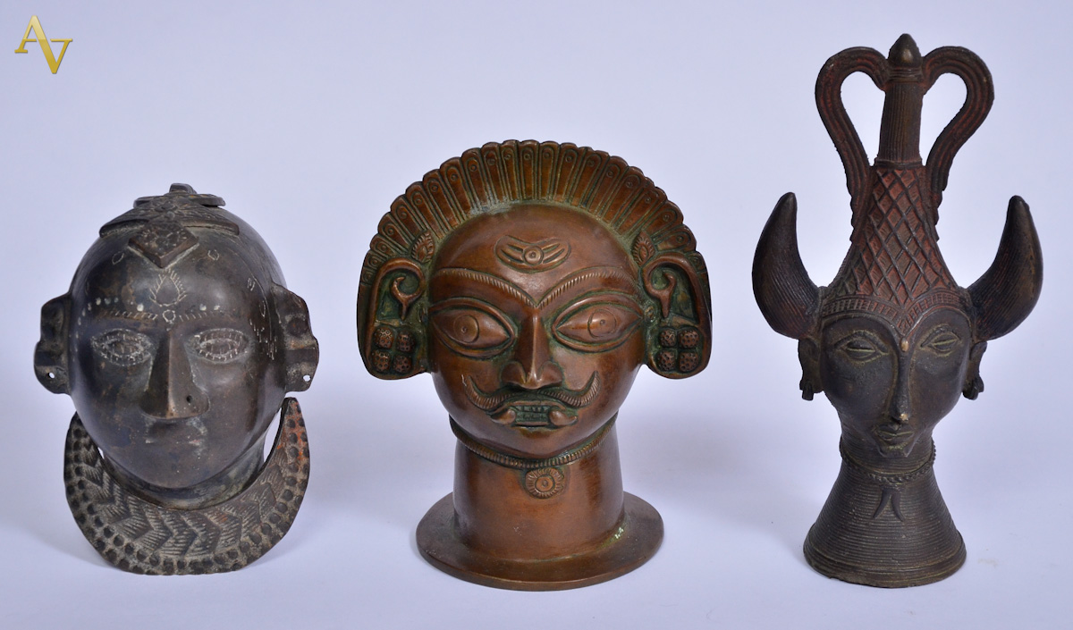 Tres antigas cabecas hindus de bronze - alts. 13, 15, 18 cm.
