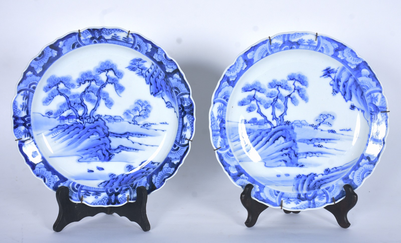 Par de pratos de porcelana oriental decorados com paisagens em azul e... - foto 6 de 7
