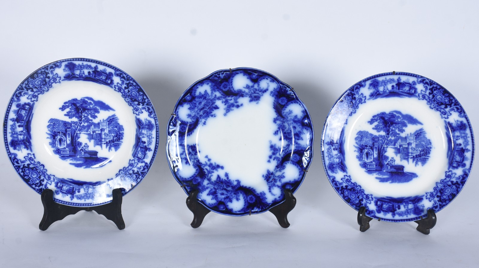 Três pratos de porcelana azul borrão (pequenos lascados na parte... - foto 1 de 10