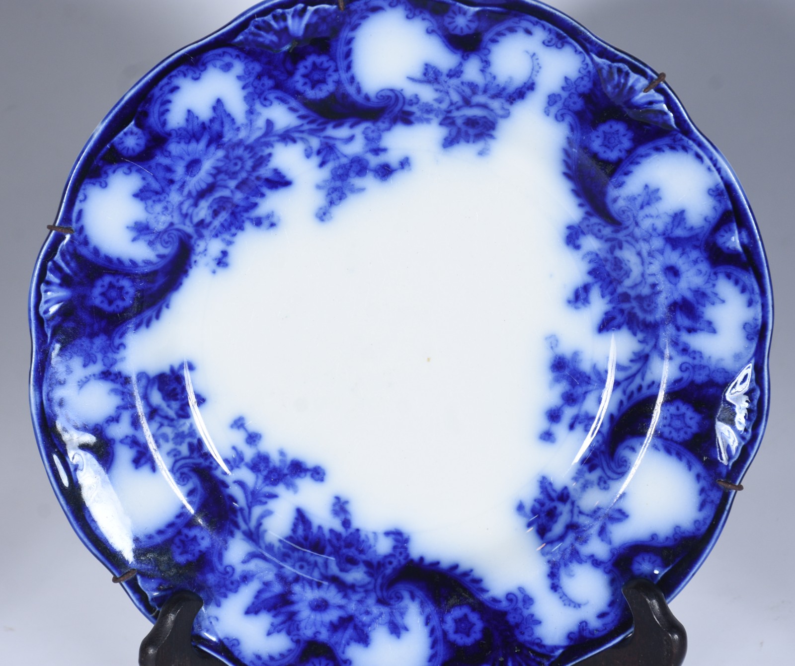Três pratos de porcelana azul borrão (pequenos lascados na parte... - foto 2 de 10