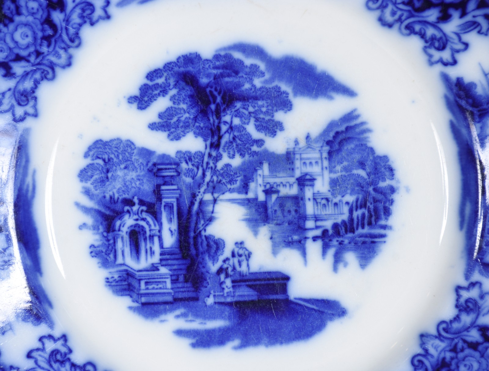 Três pratos de porcelana azul borrão (pequenos lascados na parte... - foto 3 de 10