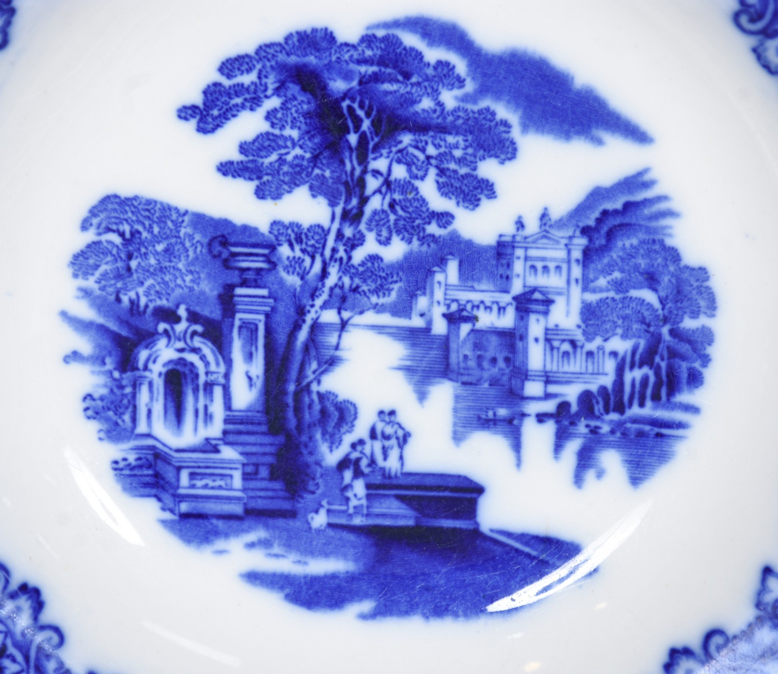 Três pratos de porcelana azul borrão (pequenos lascados na parte... - foto 4 de 10