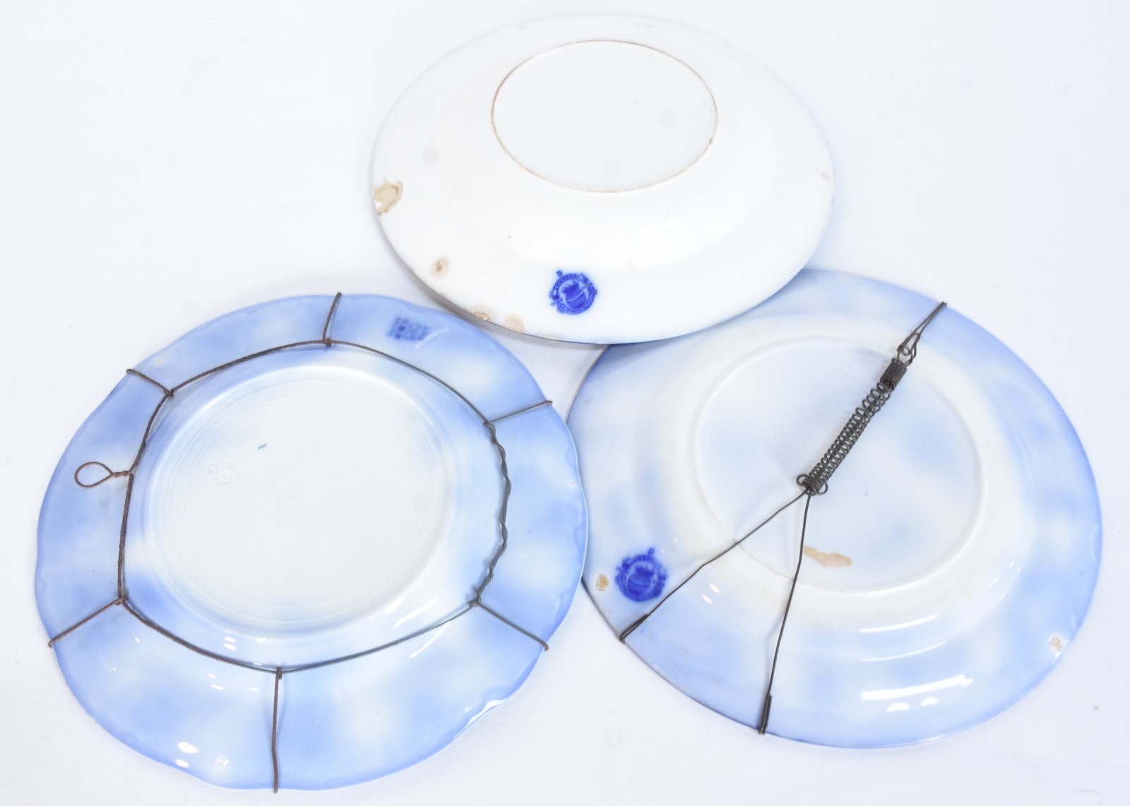 Três pratos de porcelana azul borrão (pequenos lascados na parte... - foto 5 de 10