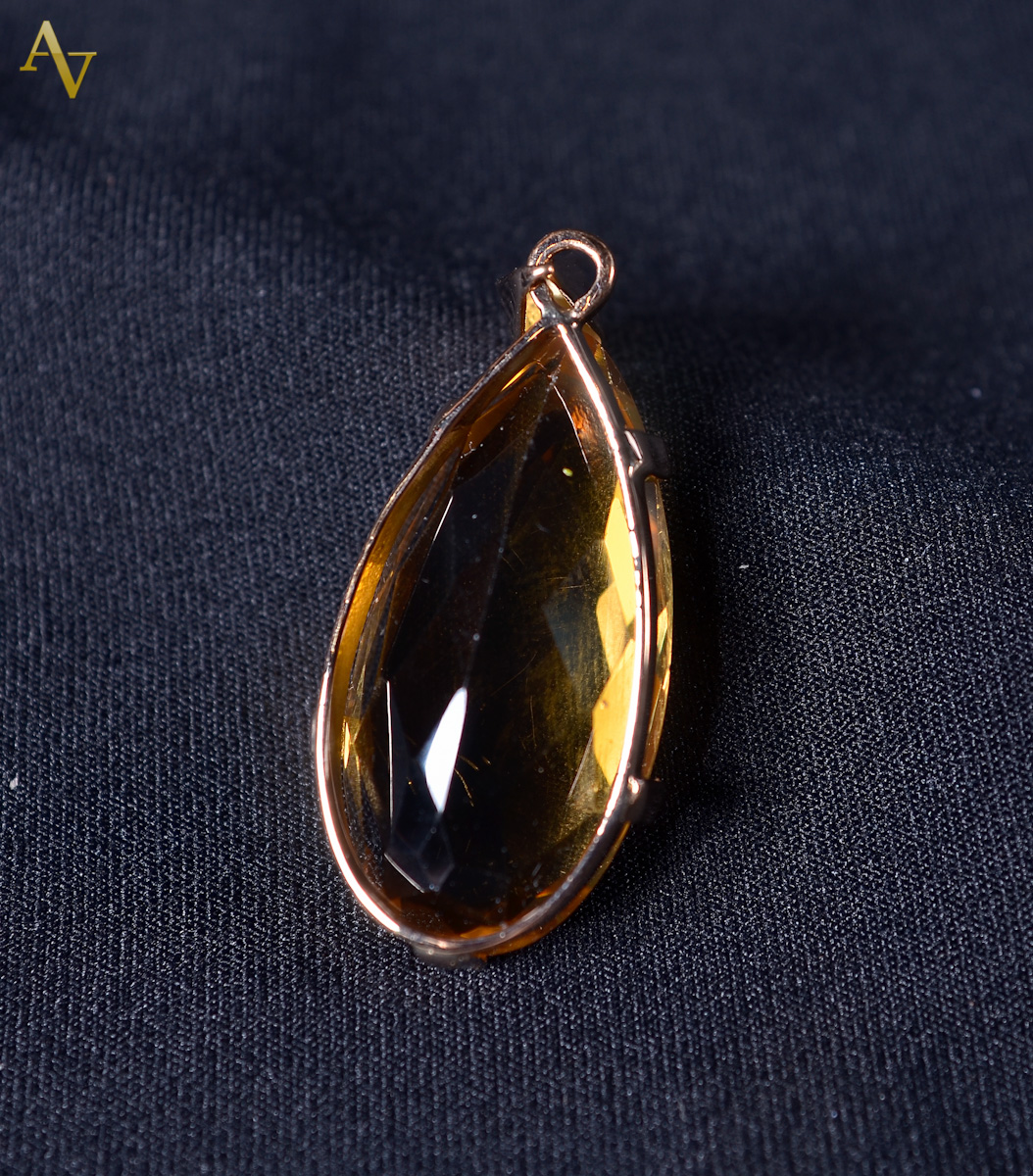Pingente em formato de gota, de ouro 18 k e pedra topázio.