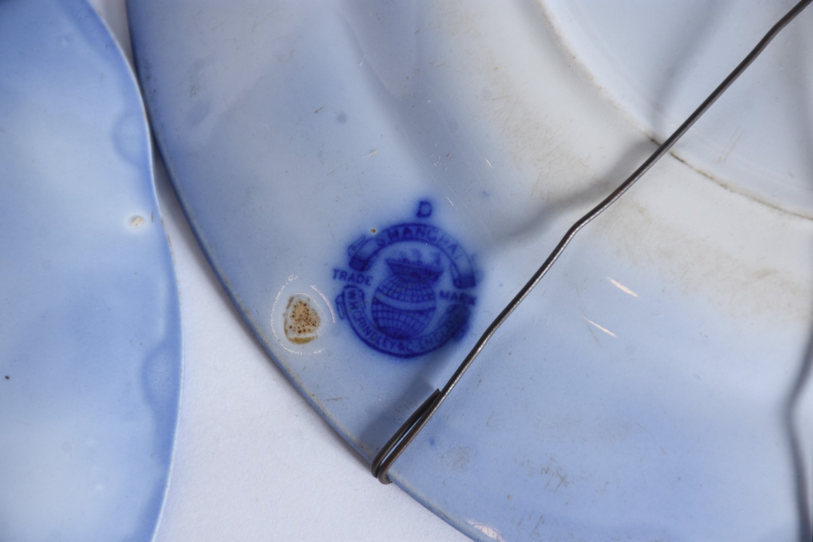 Três pratos de porcelana azul borrão (pequenos lascados na parte... - foto 6 de 10