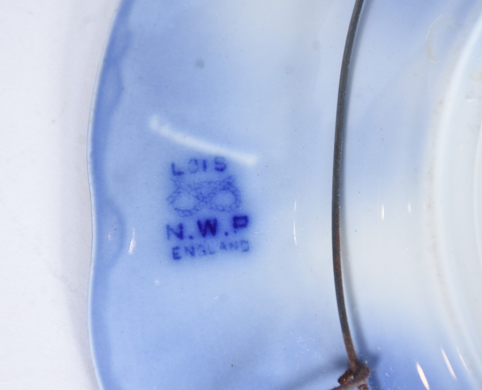 Três pratos de porcelana azul borrão (pequenos lascados na parte... - foto 7 de 10