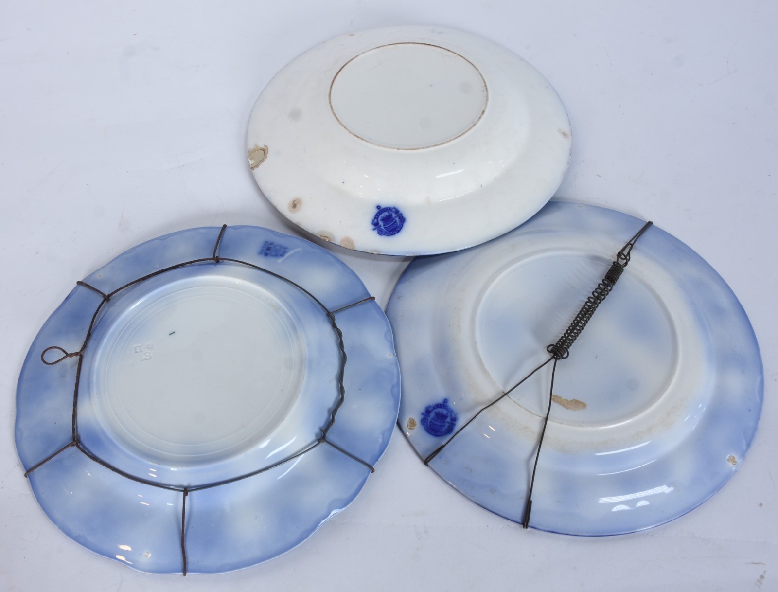 Três pratos de porcelana azul borrão (pequenos lascados na parte... - foto 8 de 10