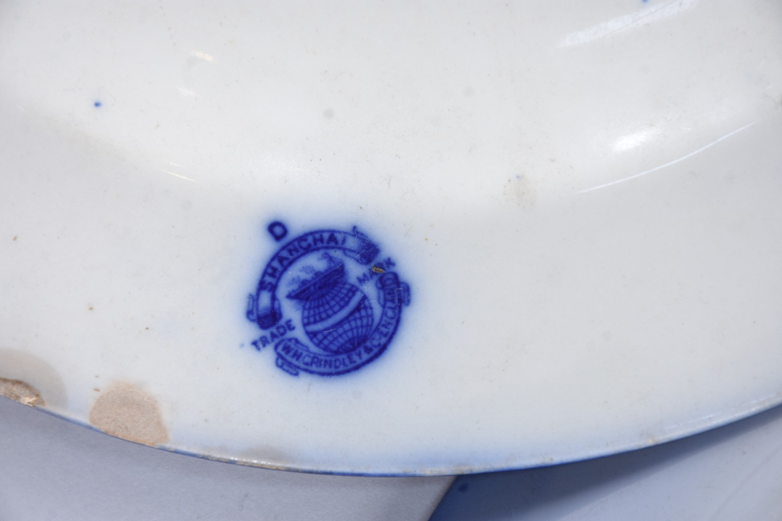 Três pratos de porcelana azul borrão (pequenos lascados na parte... - foto 9 de 10