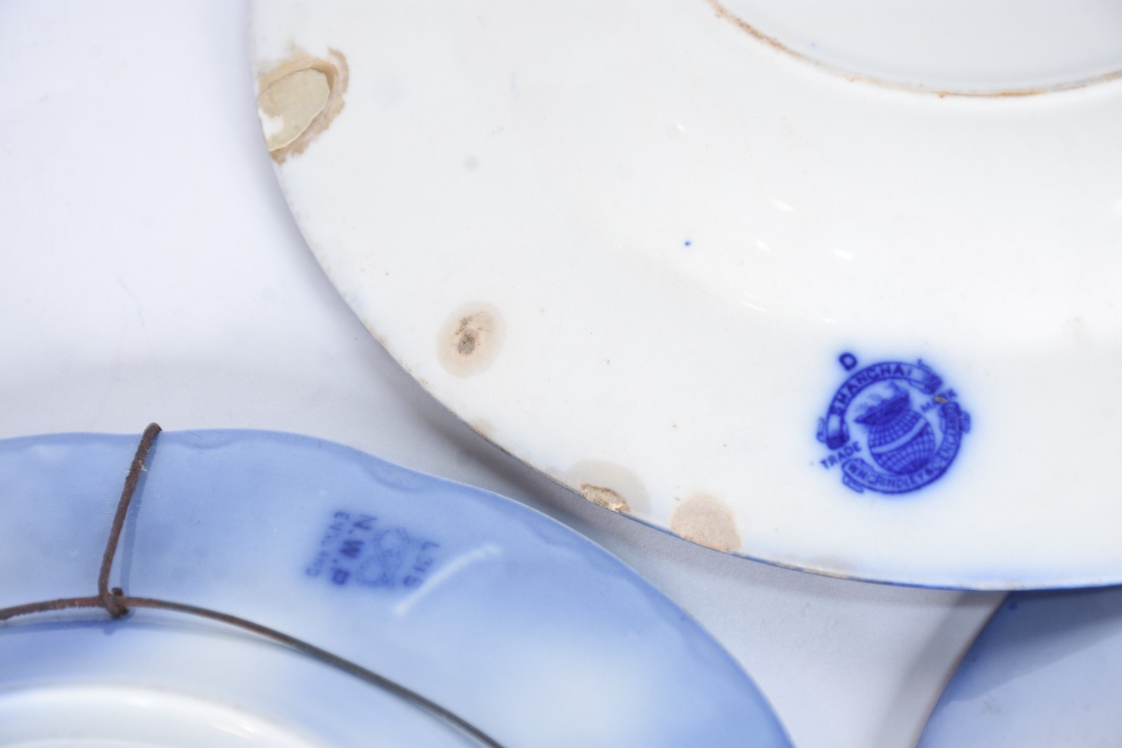 Três pratos de porcelana azul borrão (pequenos lascados na parte... - foto 10 de 10