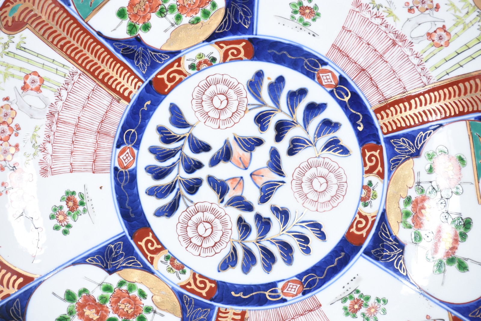 Medalhão de porcelana japonesa Imari, símbolos em azul na parte... - foto 2 de 6