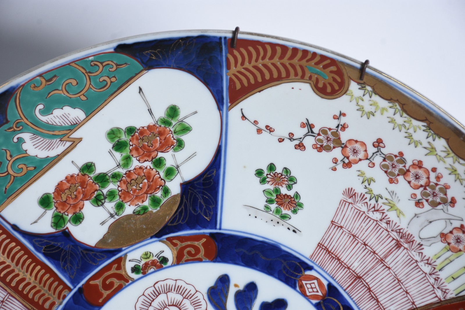 Medalhão de porcelana japonesa Imari, símbolos em azul na parte... - foto 3 de 6