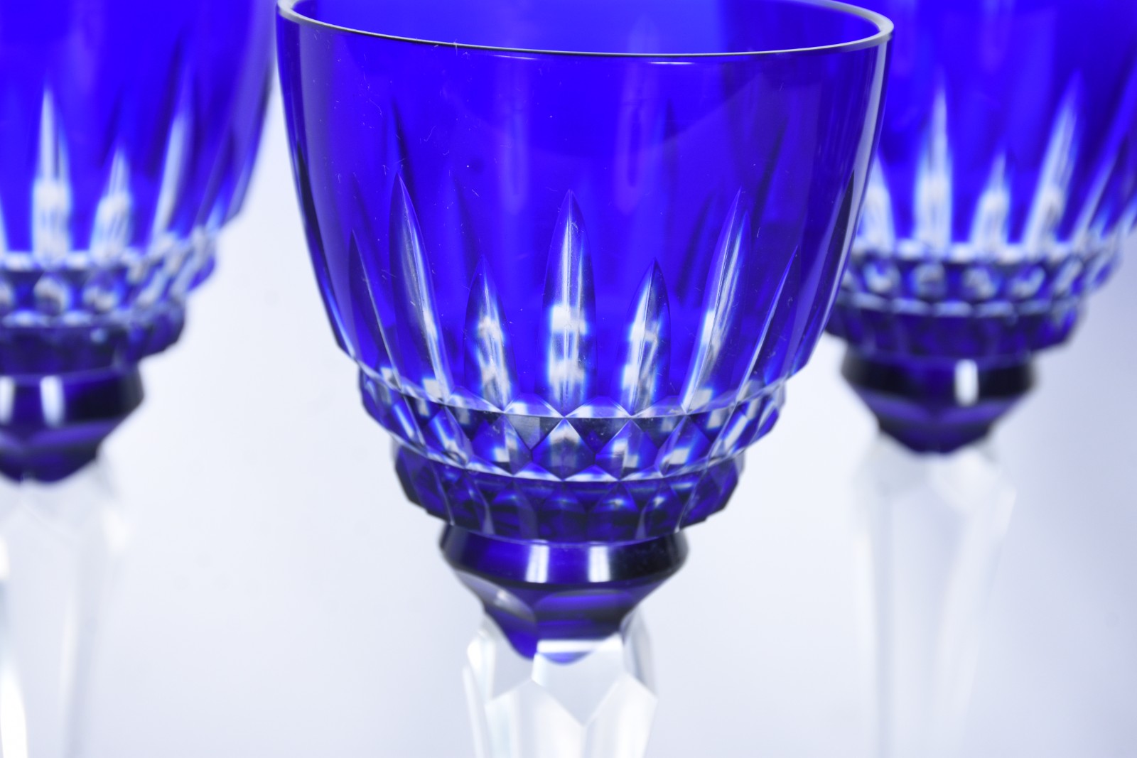Seis taças de cristal lapidado doublé azul para vinho. - foto 3 de 4