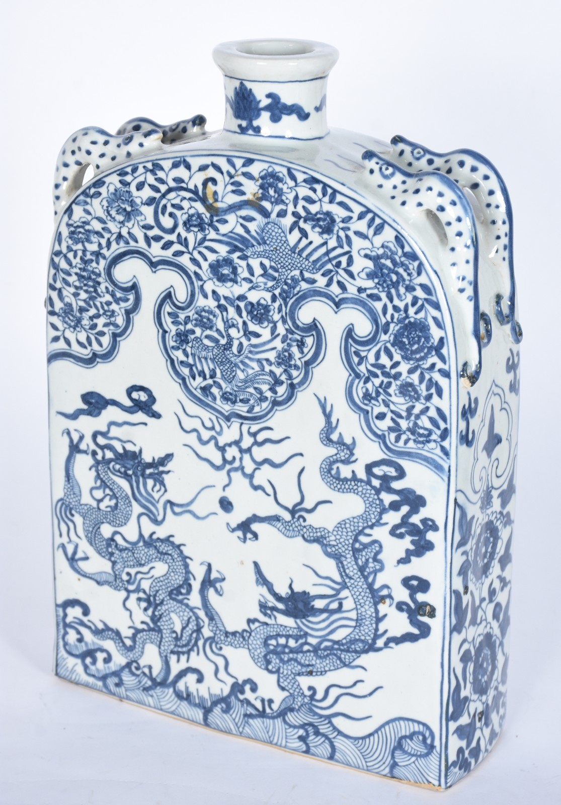 Jarra de porcelana chinesa decorada com dragões e guirlandas em azul... - foto 2 de 5