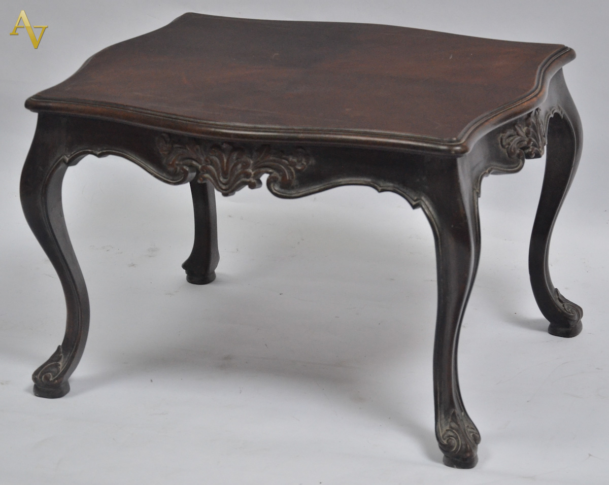 Mesa de centro de madeira nobre estilo Dom José. Meds: 69 x 53 alt.45...