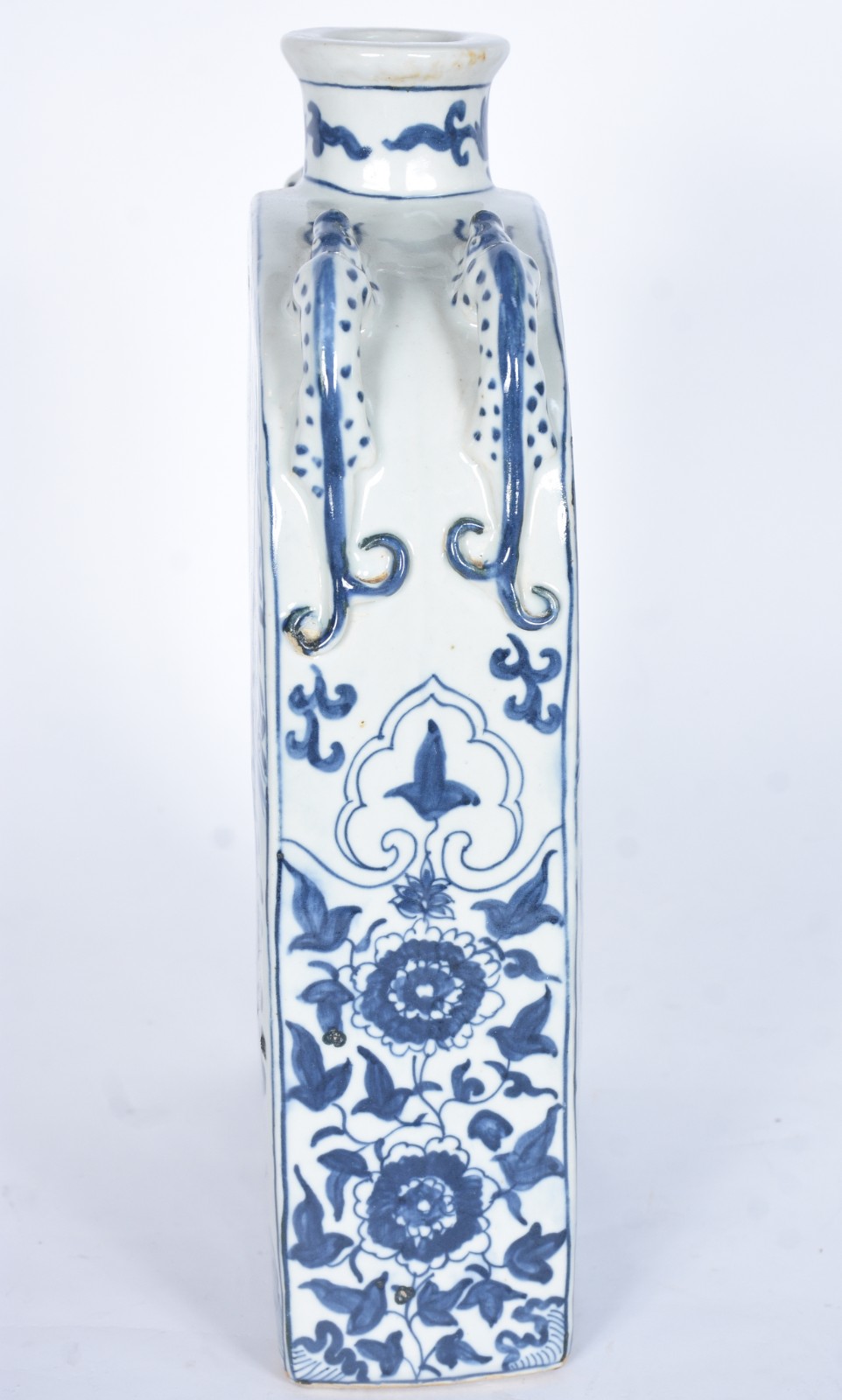 Jarra de porcelana chinesa decorada com dragões e guirlandas em azul... - foto 4 de 5