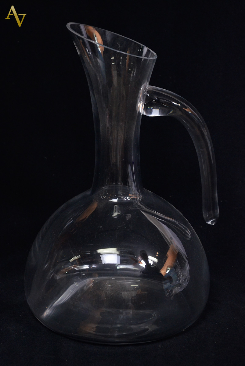 Decanteur com alça para vinho.
