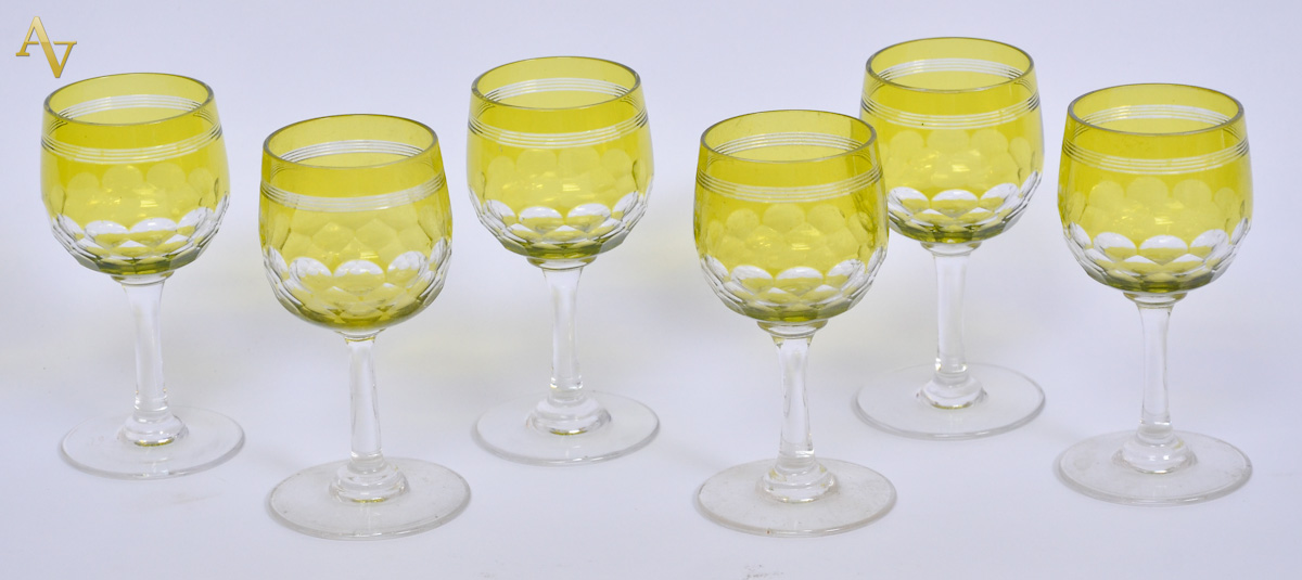 Seis calices de cristal verde para licor.