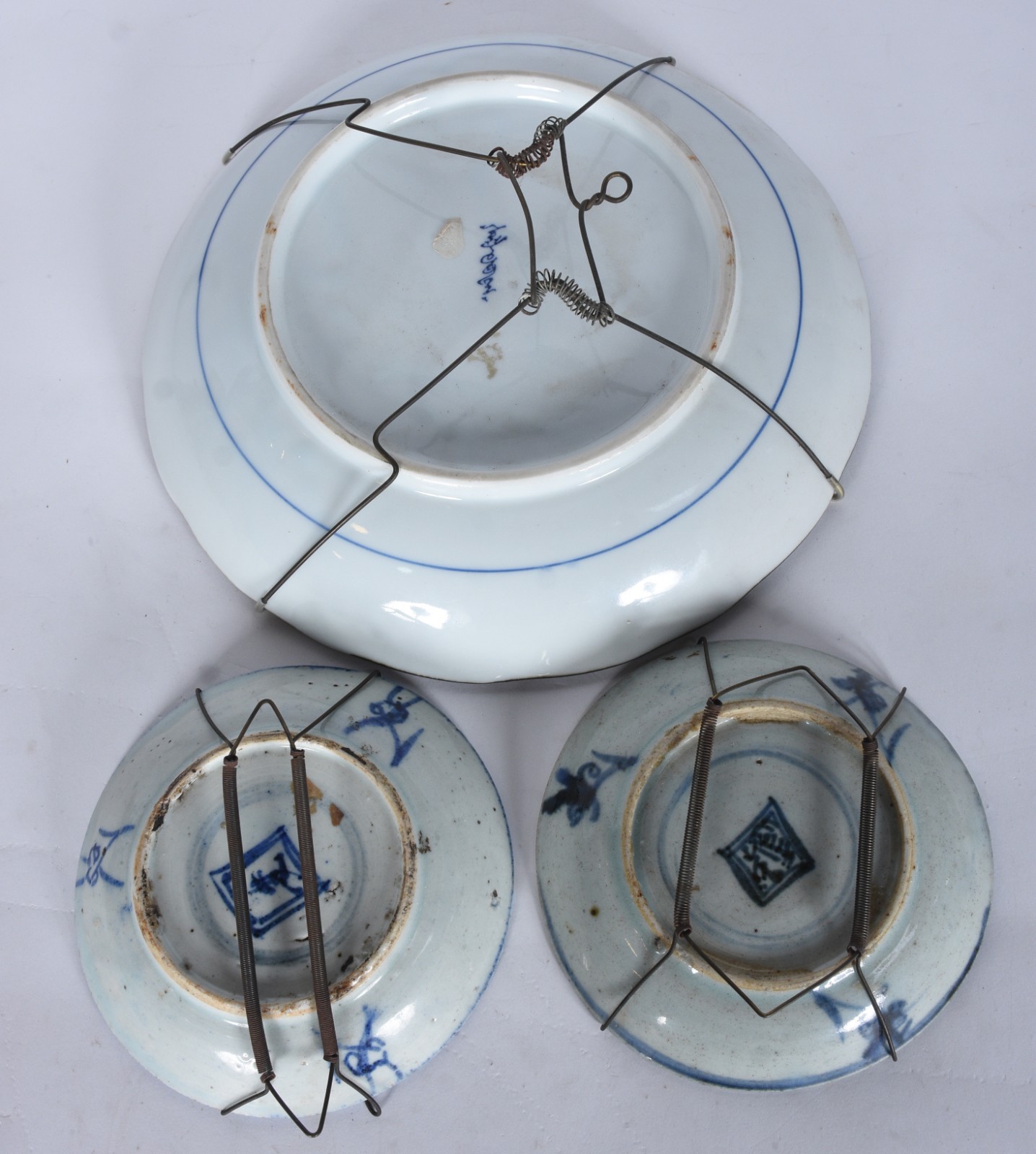 Três pratos de porcelana oriental decorações em azul e branco... - foto 6 de 10