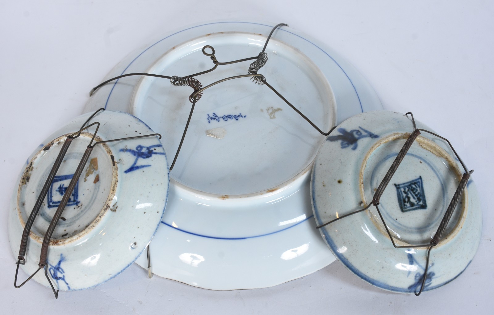 Três pratos de porcelana oriental decorações em azul e branco... - foto 9 de 10