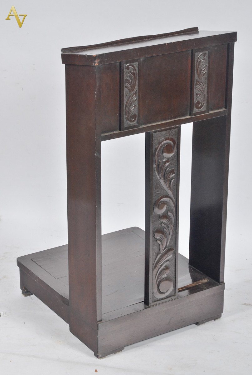 Genuflexório de madeira nobre. Alt. 84 cm - larg. 47 cm.