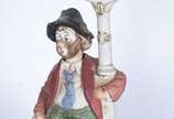 Escultura representando "bêbado assoviador junt... - Escultura representando "bêbado assoviador junto ao poste", de porcelana policromada.