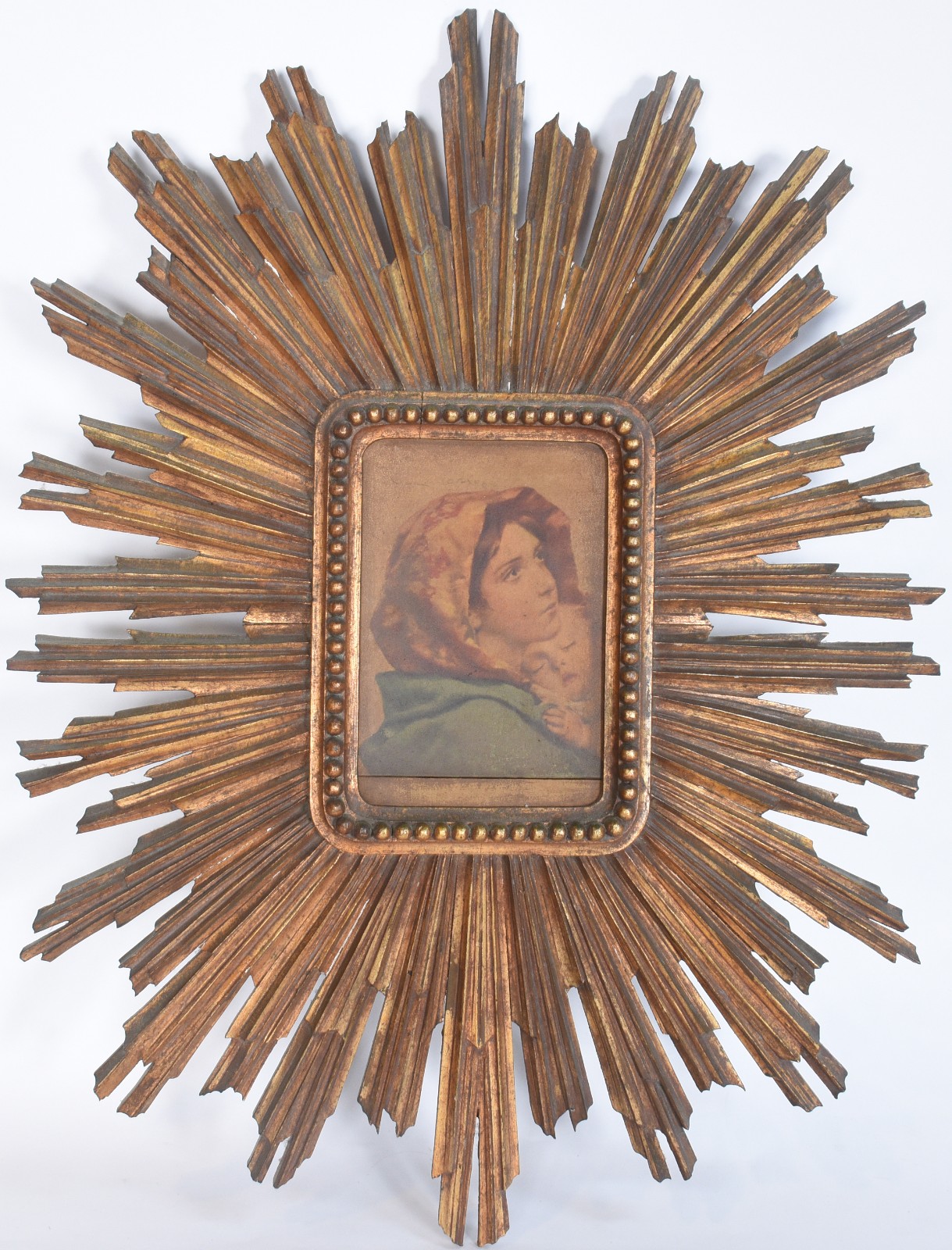 Moldura de madeira na forma de "Sol" com pátina dourada, estampa de... - foto 1 de 4