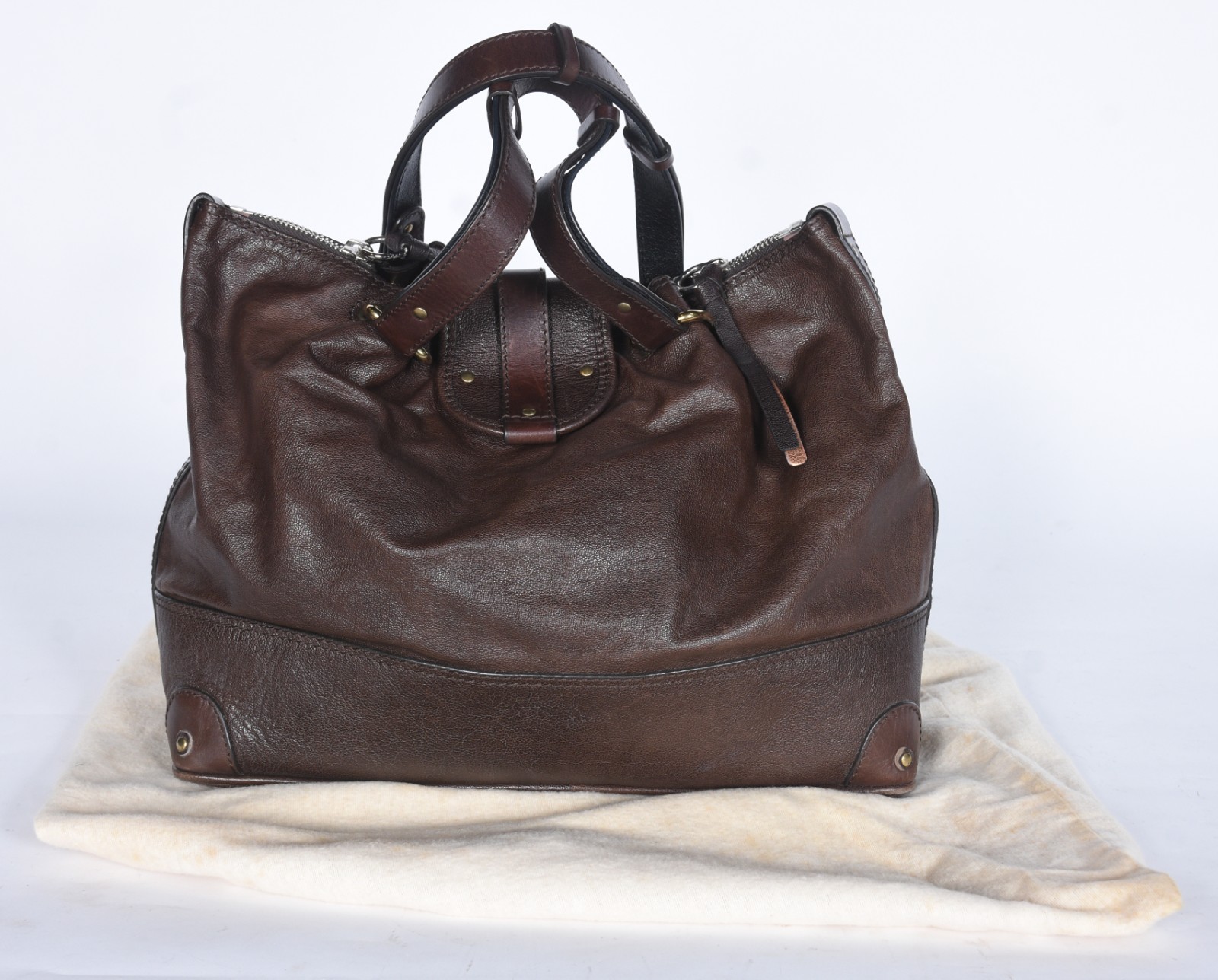Bolsa feminina de couro com metais dourados. - foto 2 de 10
