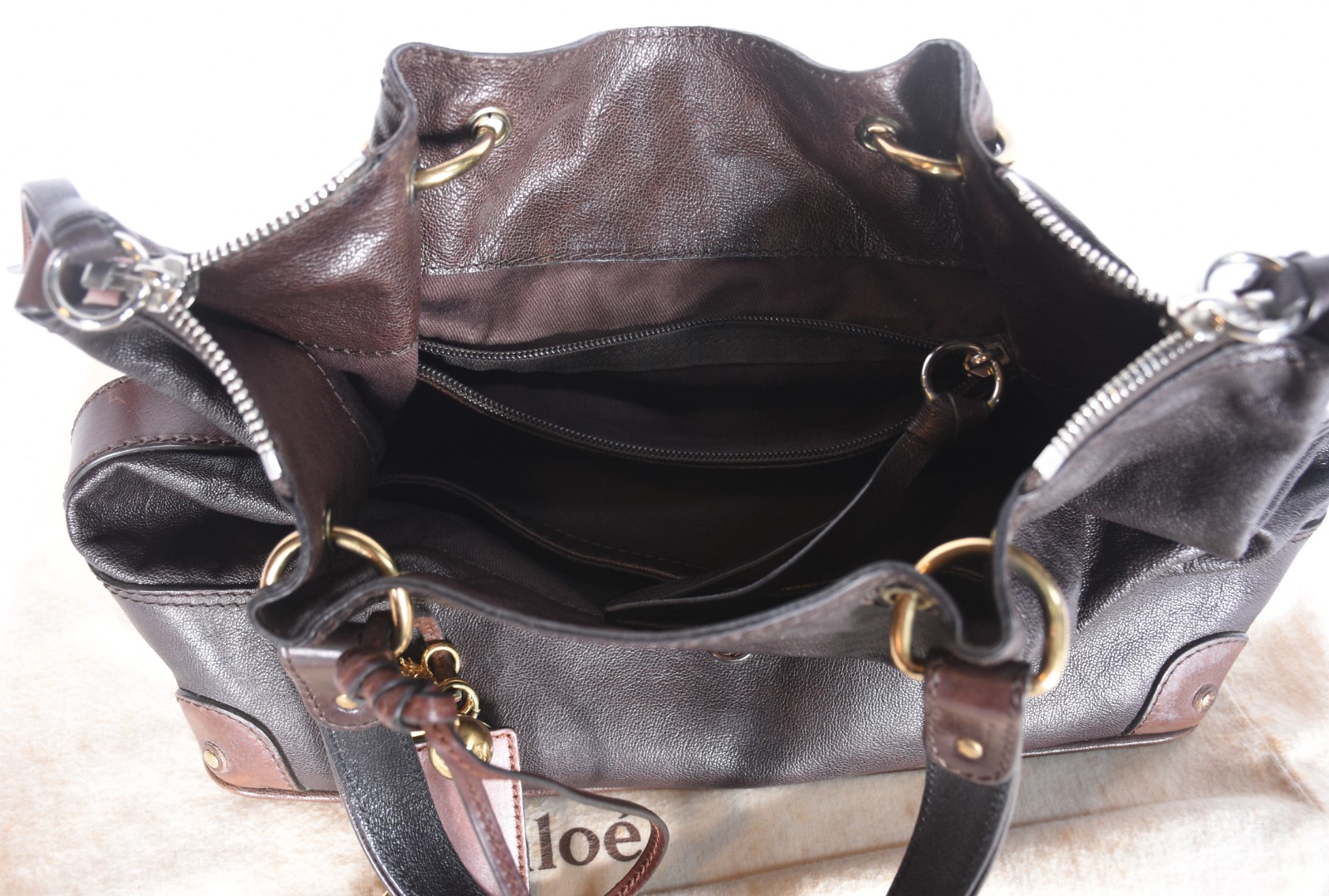 Bolsa feminina de couro com metais dourados. - foto 3 de 10