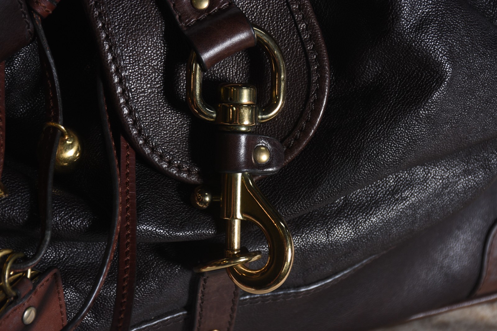 Bolsa feminina de couro com metais dourados. - foto 5 de 10