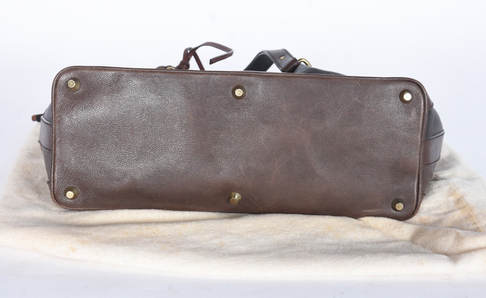 Bolsa feminina de couro com metais dourados. - foto 8 de 10