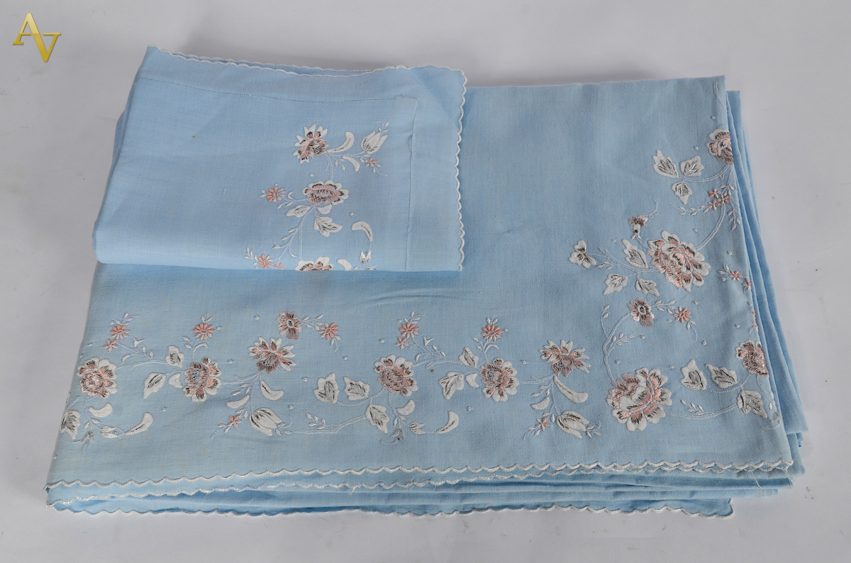 Conjunto de 2 lençóis e 2 fronhas de linho azul com flores - Lygia...