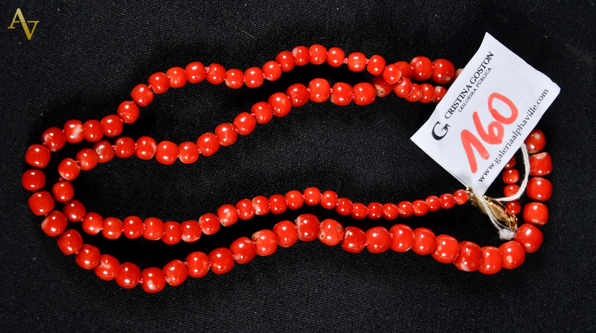 Colar coral italiano vermelho com 112 esferas.Fecho em ouro 18 k.