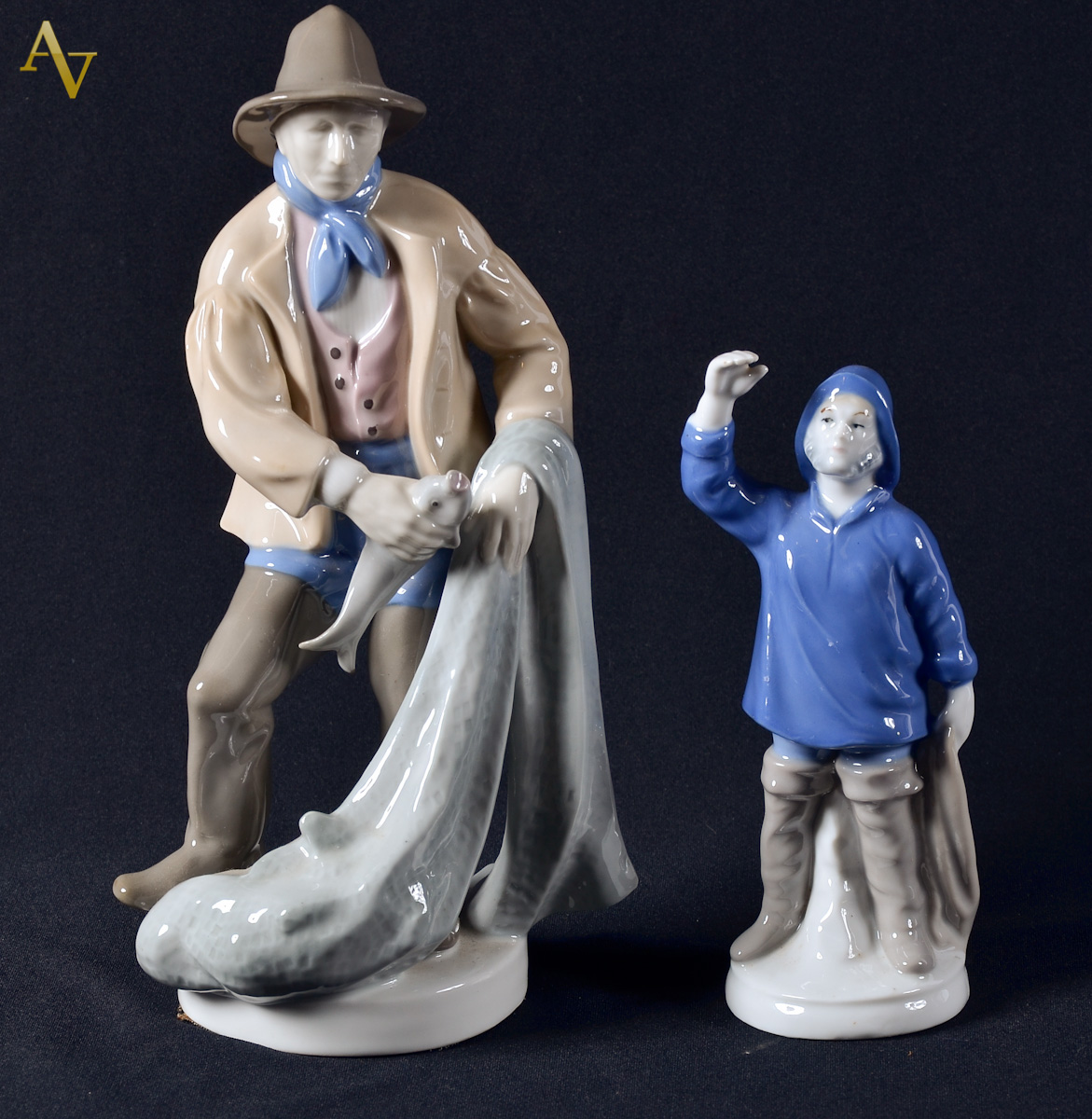 Duas estatuetas de porcelana, representando pescador. Alt. 17 e 26 cm.