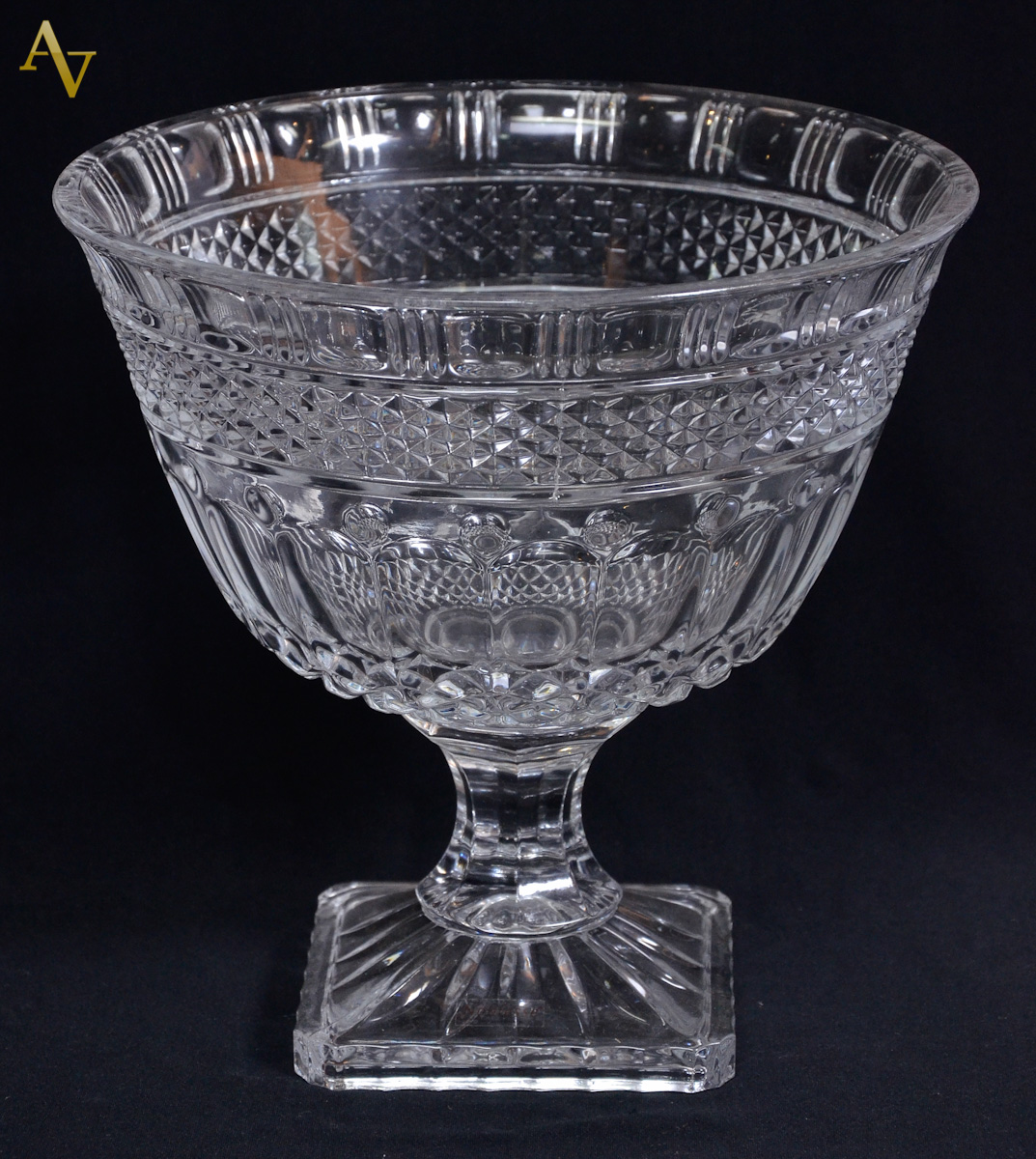 Fruteira com lapidação bico de jaca. Diam. 26 cm - alt. 25 cm.