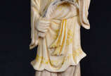 Estatueta de  marfim repres. homem com trigo. A... - Estatueta de  marfim repres. homem com trigo. Alt. 15cm.