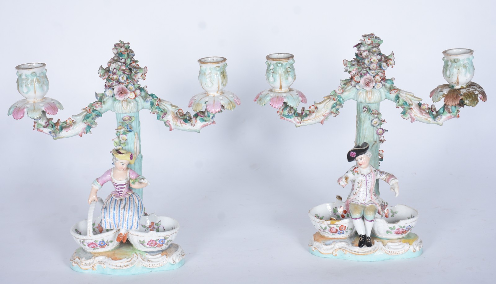 Par de candelabros para 3 velas cada, de porcelana alemã de Meissen... - foto 1 de 11