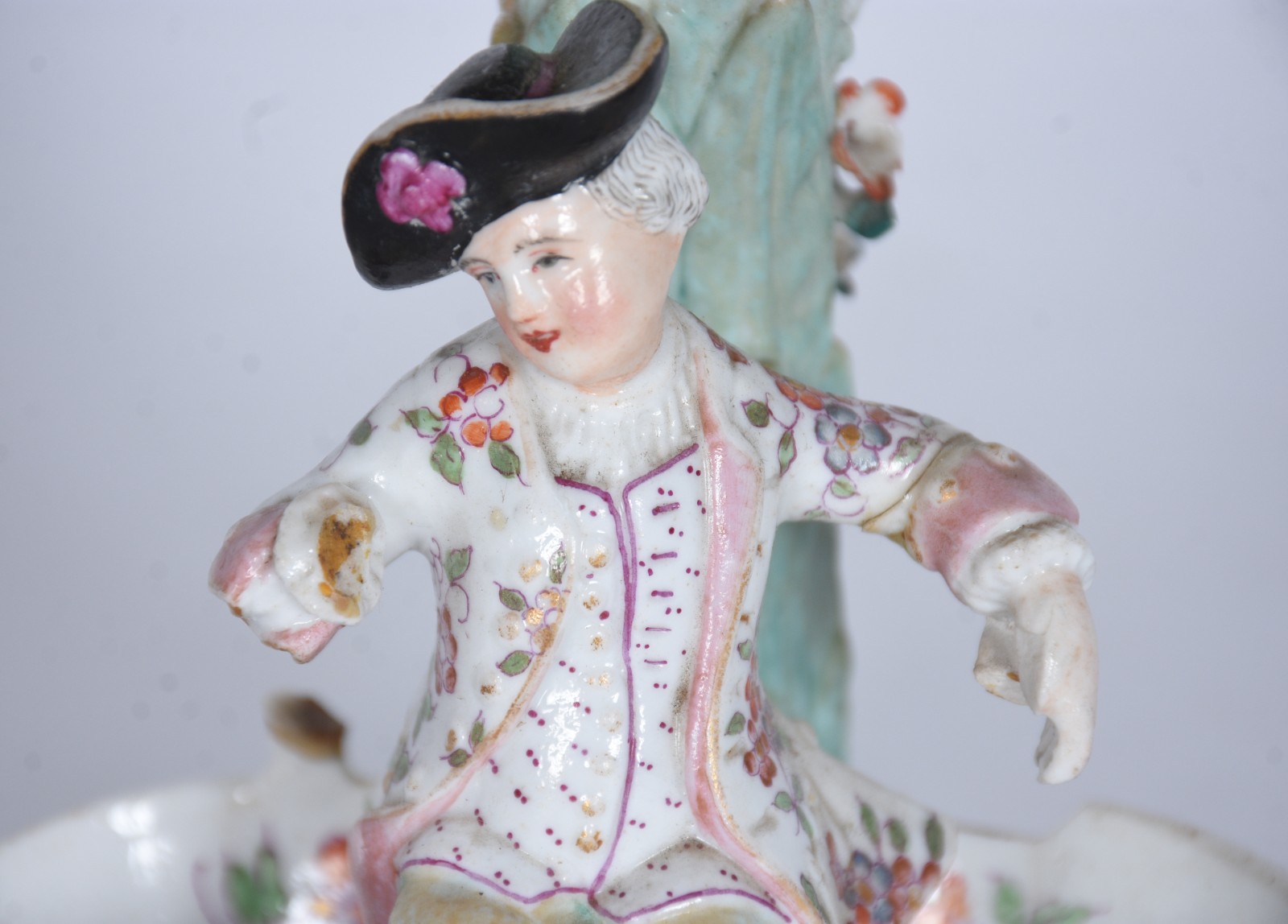 Par de candelabros para 3 velas cada, de porcelana alemã de Meissen... - foto 4 de 11